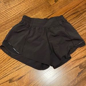 Lululemon hotty hot shorts black size 6 long 4 inch